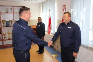 Komendant podinspektor Wojciech Turek ściska rękę swojemu zastępcy młodszemu inspektorowi Michałowi Jabłońskiemu.