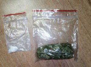 Na zdjęciu torebki foliowe z zapięciem strunowym. W jednej torebce znajduje się susz roślinny-marihuana, w drugiej sypka substancja-amfetamina.