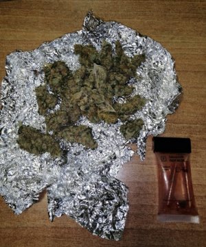 Na zdjęciu na foli aluminiowej znajduje się zabezpieczona przez policjantów marihuana, obok widoczny jest narkotester zabarwiony na charakterystyczny dla tej substancji kolor.