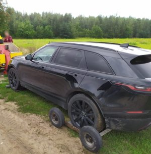 Zdjęcie przedstawia odzyskanego przez policjantów land rovera, samochód ma być holowany.