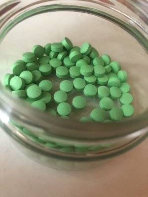 Na zdjęciu tabletki w szklanym słoiku