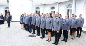 Policjanci stoją w szeregach.