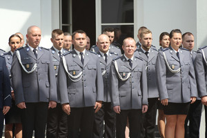 Policjanci stoją w szeregach.