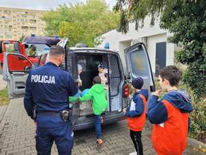 Policjant z dziećmi.