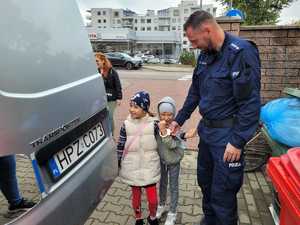 Policjant z dziećmi.