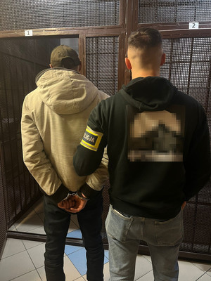 Policjant z zatrzymanym.