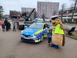 Sierżant Jeżyk przy radiowozie.