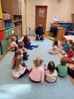 Policjantka rozmawia z dziećmi.