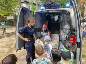Policjantka z dziećmi.
