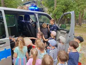 Policjantka z dziećmi.