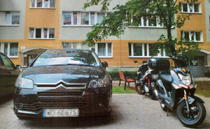 Samochód i skutery.