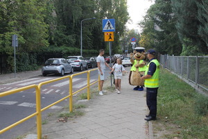 Sierżant Jeżyk, policjant oraz rodzic z dzieckiem.