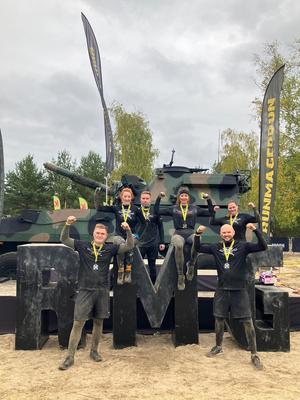 Policjanci biorący udział w biegu.