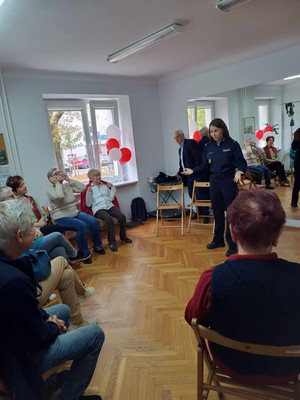 Policjantka z seniorami.