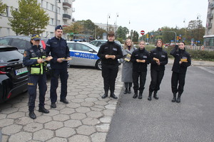 Policjant, młodzież i strażniczka miejska.