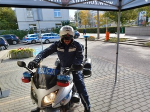 Policjant na motorze.