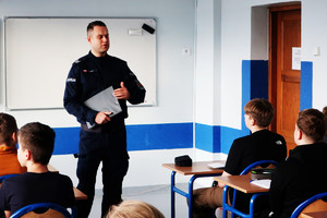 Policjant z uczniami.