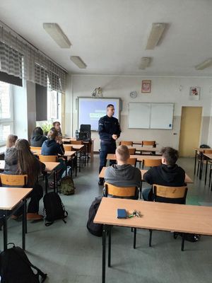 Policjant stoi na wprost uczniów.