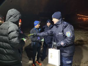 Policjanci rozdają odblaski.