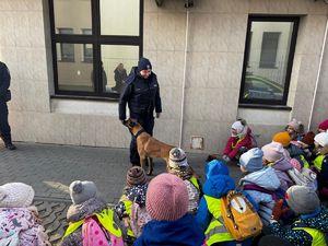 Policjantka z psem i dziećmi.