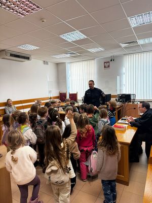 Policjant w grupie dzieci.