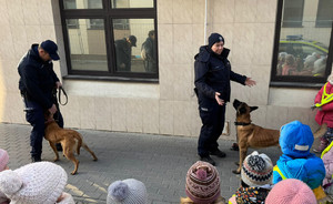 Policjanci z psami i dzieci.