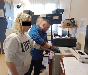 Zatrzymana z policjantami .