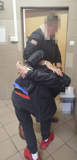 Policjant z zatrzymanym.