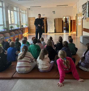 Policjant z dziećmi.