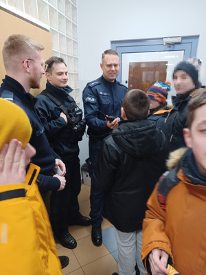 Policjanci i dzieci.
