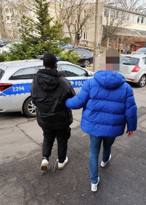 Policjant z zatrzymanym.
