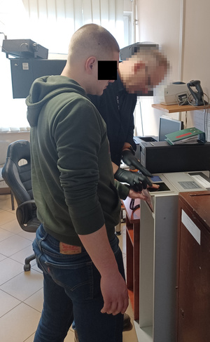 Policjant z zatrzymanym.