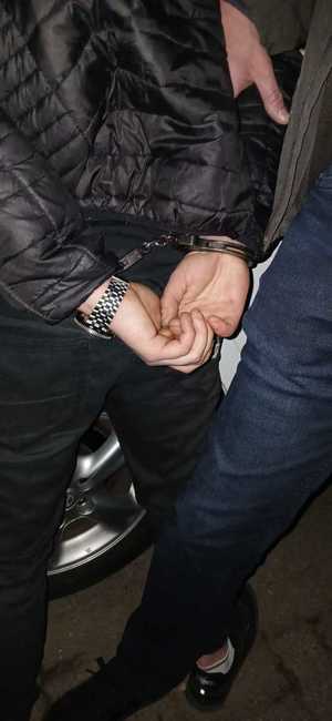 Policjant i zatrzymany.