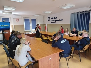 Prowadząca zajęcia stoi przed policjantami.