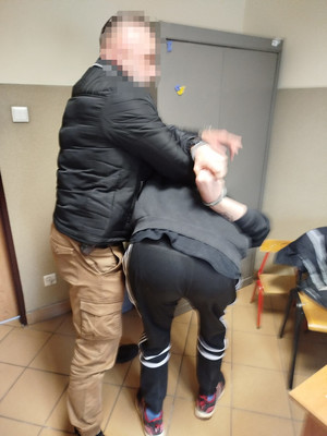 Policjant z zatrzymanym.