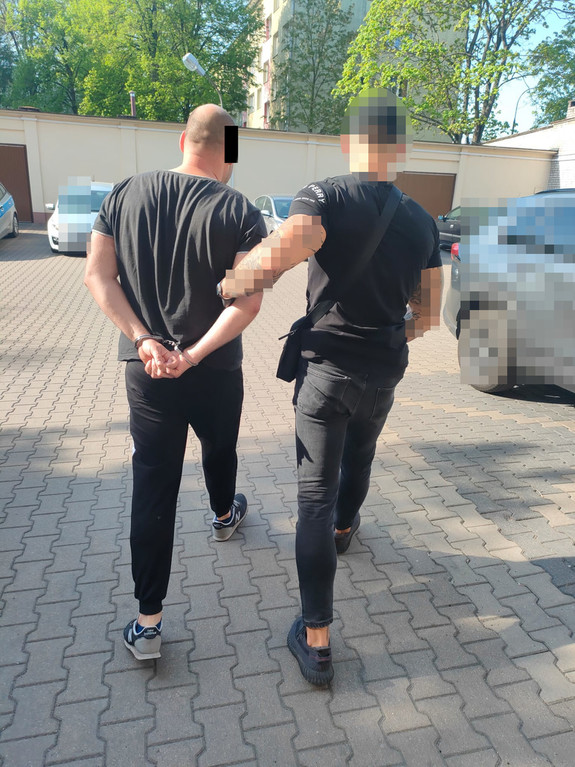 Policjant z zatrzymanym.