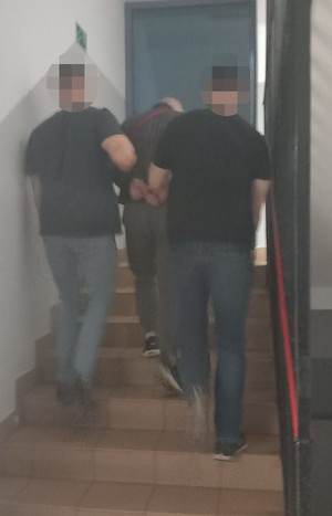 Policjanci z zatrzymanym.