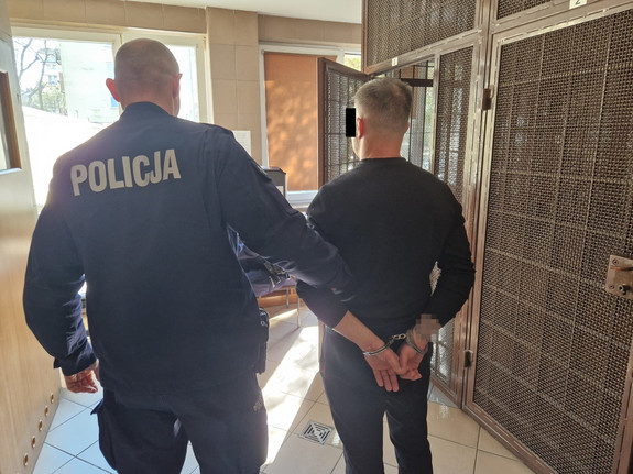 Policjant z zatrzymanym.