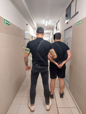 Policjant z zatrzymanym.
