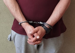 Ręce w kajdankach.
