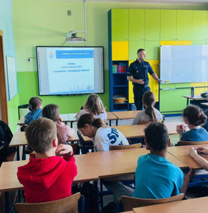 Policjant z dziećmi