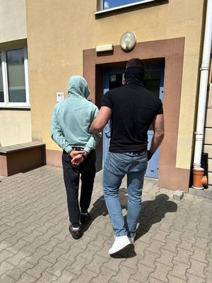 Policjant z zatrzymanym.