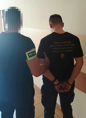 Policjant z zatrzymanym.