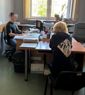 Policjant  z zatrzymaną.