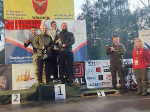 Zawodnicy na podium.