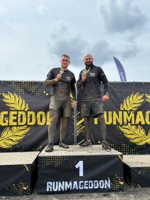 Mężczyźnie na podium.