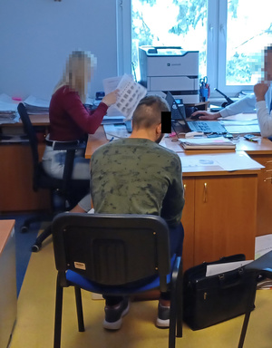 Policjanci z zatrzymanym.