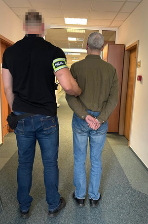 Policjant z zatrzymanym.