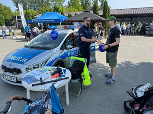 Policjant na pikniku.