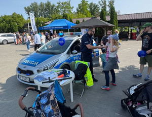 Policjant na pikniku.